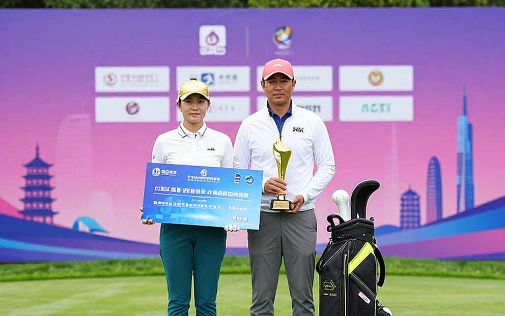 Tiger Woods có được lái xe golf không? Câu hỏi làm bối rối luật sư tiểu bang trong buổi họp báo