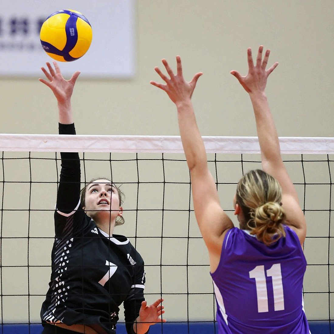 Nebraska quét Creighton 3-0 và lập kỷ lục khán giả 15.405 tại NCAA: Khi khán đài kể câu chuyện mà tỷ số bỏ lỡ