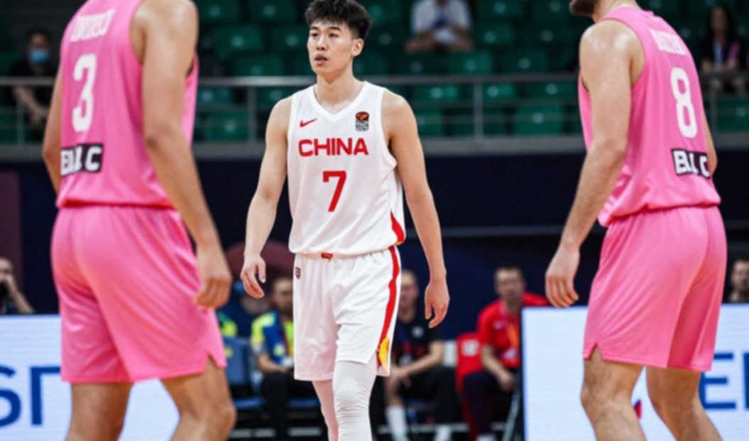 Aldo de Nigris can ngăn vụ ẩu đả tại tiệc sinh nhật: Bóng đá xuất hiện giữa chốn không người quen