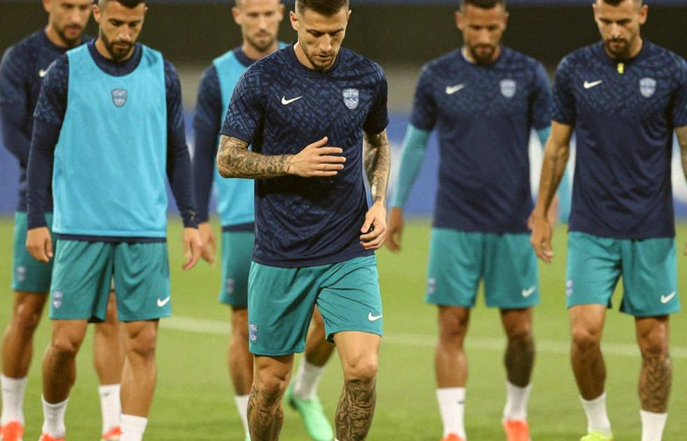 Cánh cửa mở nhưng hành lang đã chật: Xavi Hernández, Luciano Valente và phép thử mang tên tuyến giữa Hà Lan Cánh cửa mở nhưng hành lang đã chật: Xavi Hernández, Luciano Valente và phép thử mang tên tuyến giữa Hà Lan